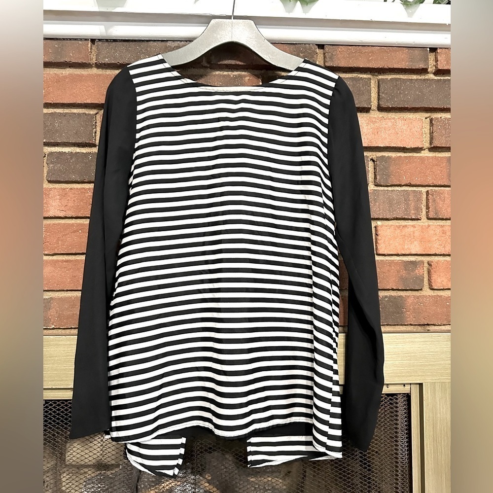 #8)  Everly  long sleeve top Size Medium